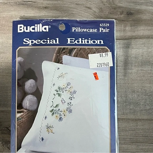 NWT Bucilla Special Edition Stamped Embroidery Flowers Pillowcase Pair & Floss - Picture 5 of 10